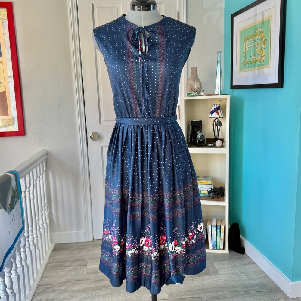 Vintage '70s Floral/Polka Dot Print Midi Housedre… - image 1